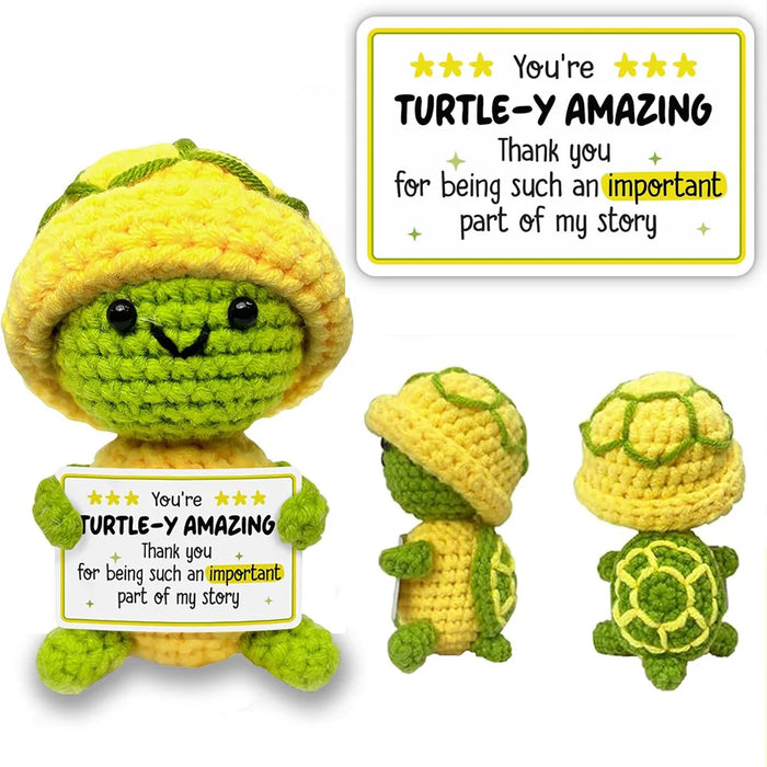 Tortuga tejida al crochet con disfraz amarillo