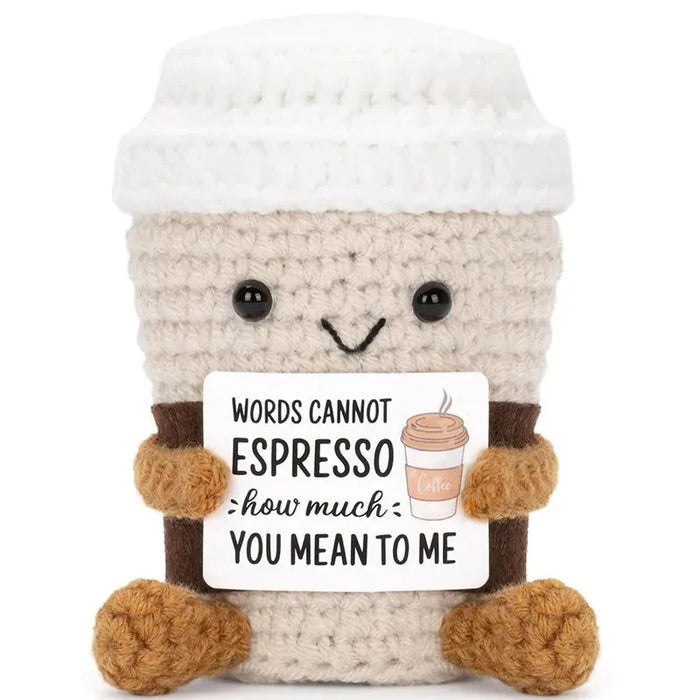 Taza de café tejida al crochet con mensaje de amor