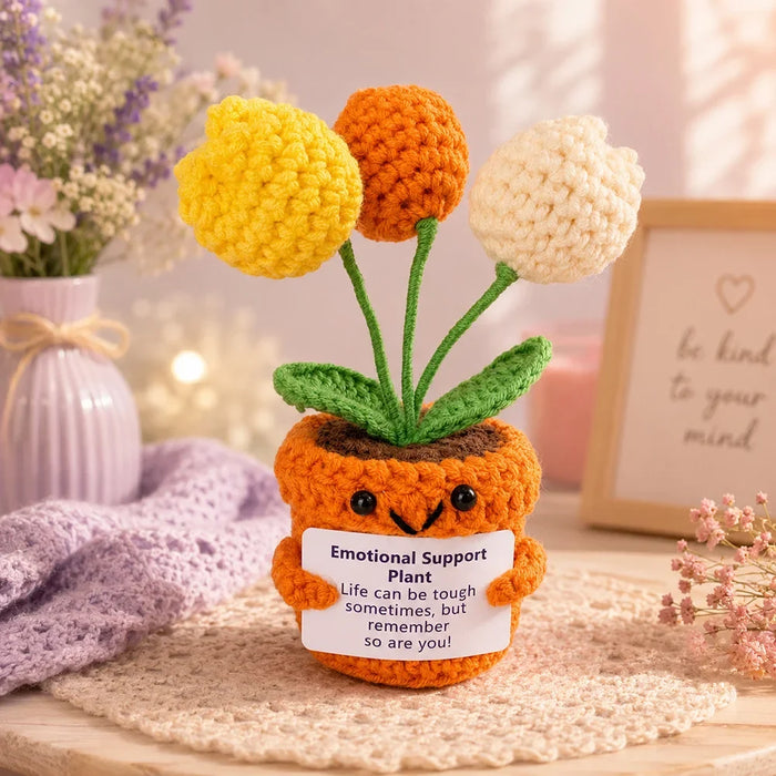 Trío de tulipanes tejidos al crochet en maceta naranja